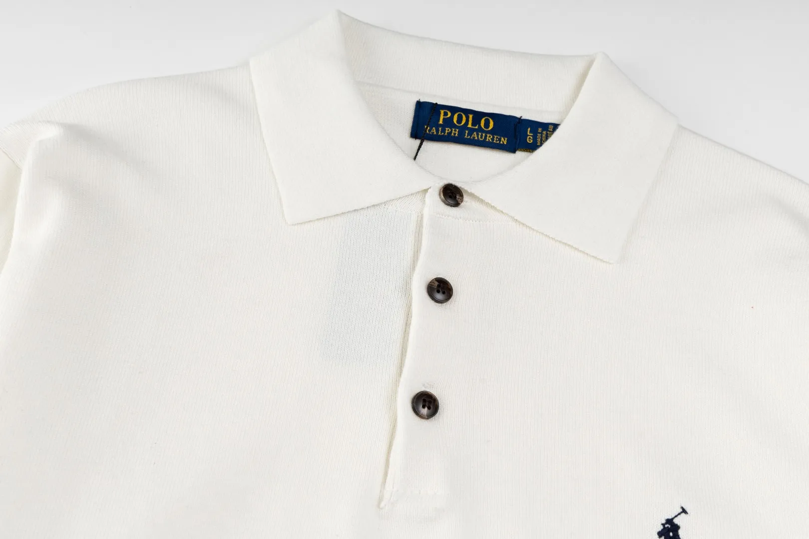 P206 Style number: R07 Ralph Lauren knitted pony embroidered lapel polo shirt three-button pullover open chest long-sleeved sweater. Official website synchronized. Same style for men and women. Classic cotton yarn. 100% white cotton. High-quality goods. Classic style has always been very popular! The workmanship details are very good! The simple lapel polo pullover sweater is always the standard, with classic brand embroidery on the chest! All major stars have the same style! Best for couples. High quality goods! Xinjiang cotton micro-elastic and smooth fabric is of great quality. Pure cotton is soft and skin-friendly. Color #White Blue Gray Dark Gray Khaki Military Green Navy White Label Navy Blue Red Label Black Red Label Black White Label Pink Size#S M L